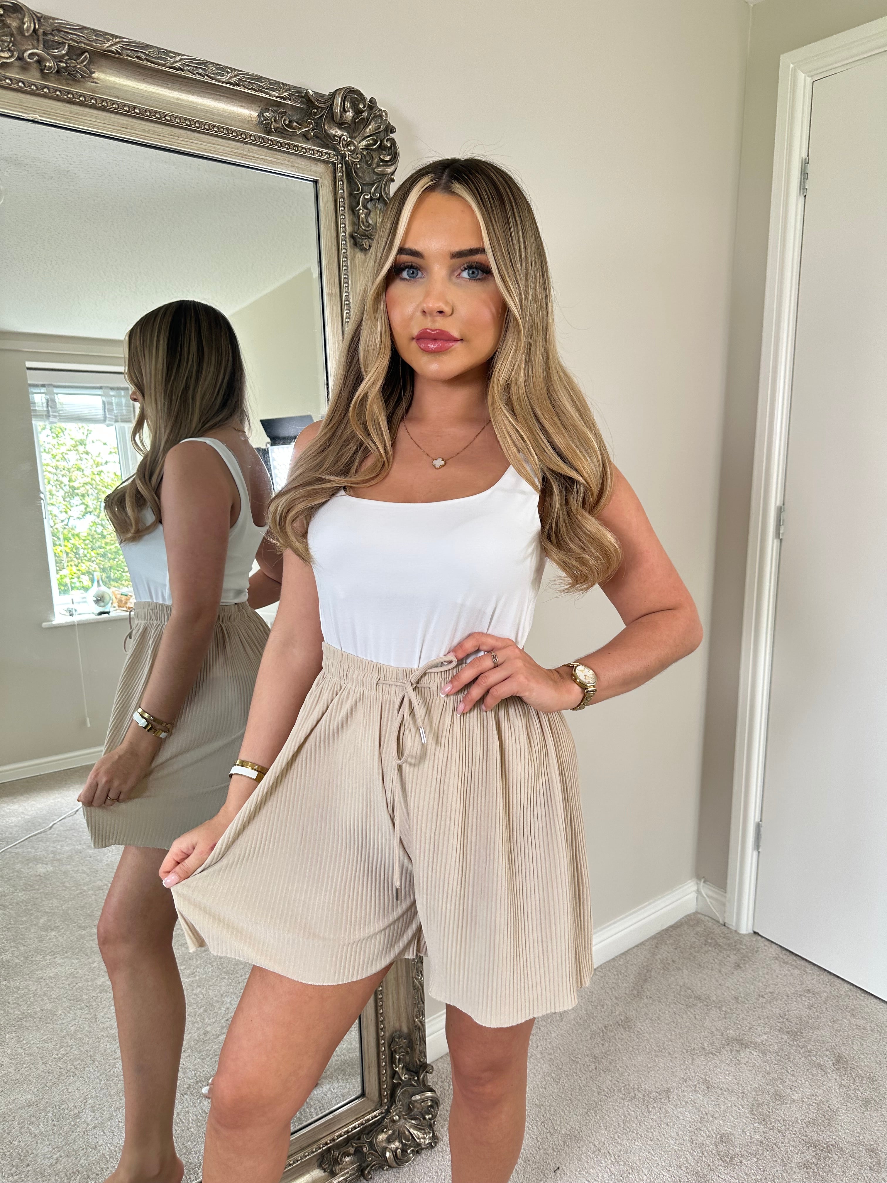 PLAIN PLEATED SHORTS - BEIGE