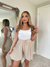 PLAIN PLEATED SHORTS - BEIGE