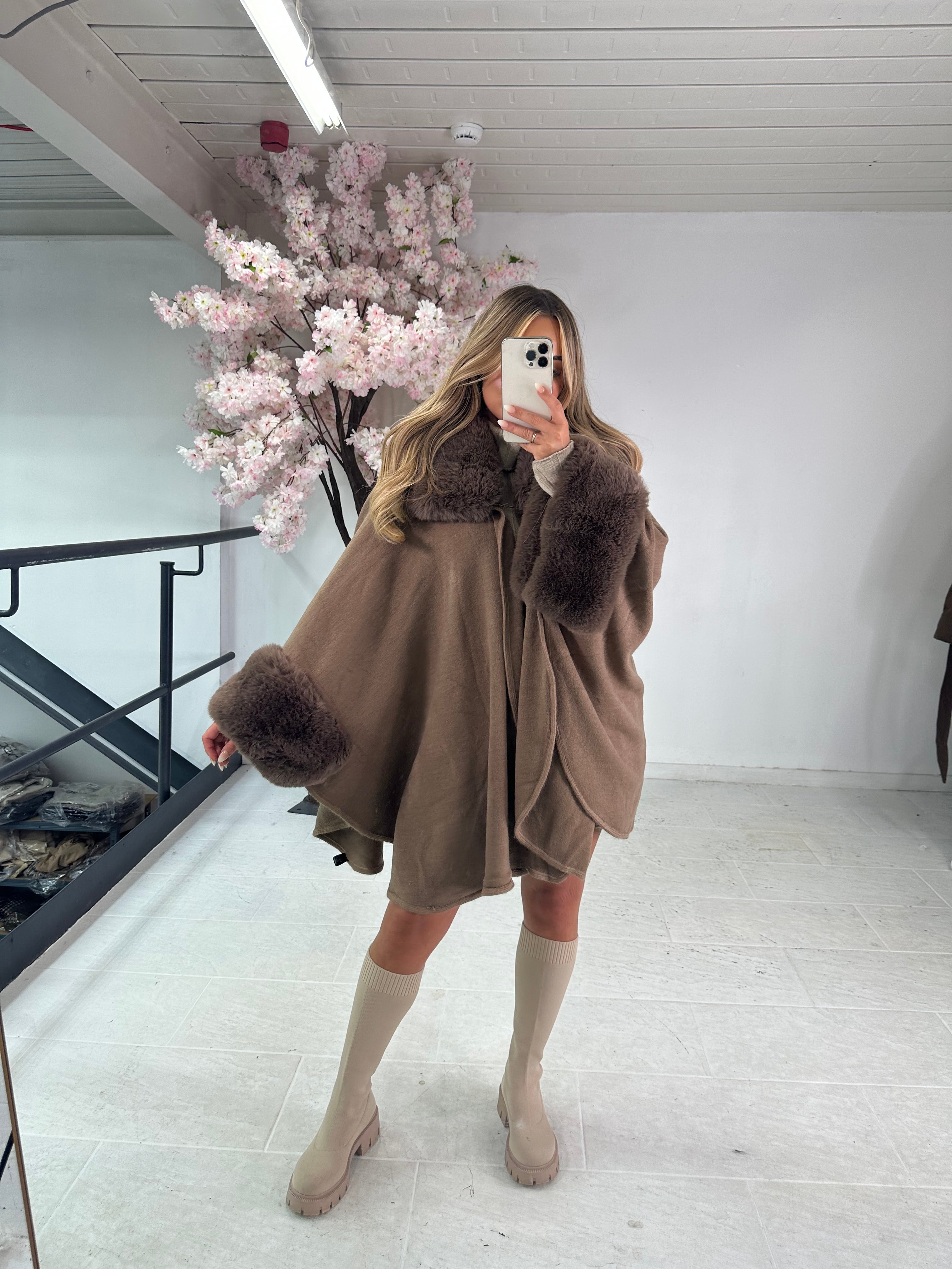 Faux fur poncho - mocha