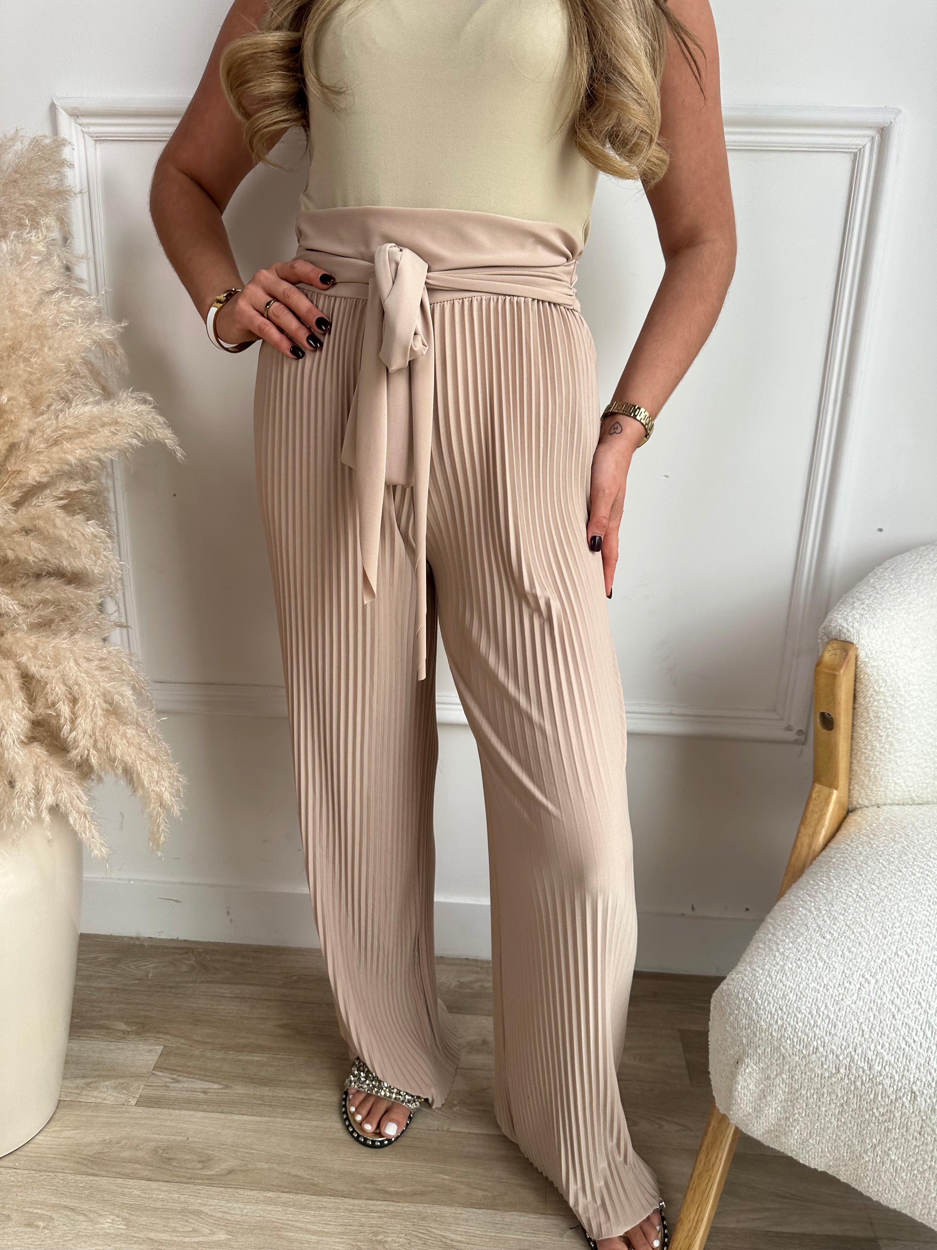 Beige pleated pants on sale